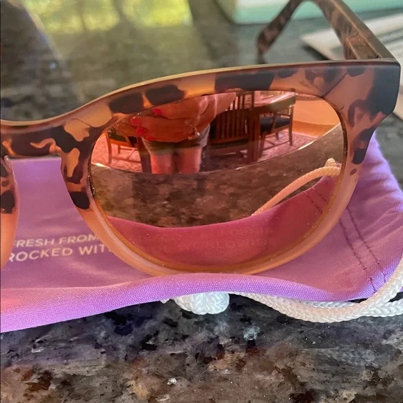 Blenders Heart Rush Eyewear Polarized Sun Glasses - Picture 3 of 11